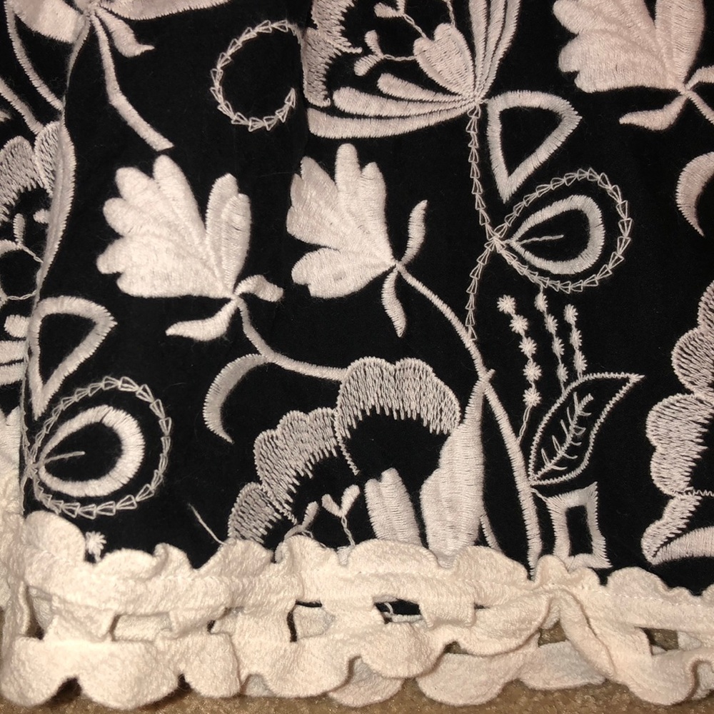 Cropped embroidered off-the-shoulder top - Picture 2 of 3